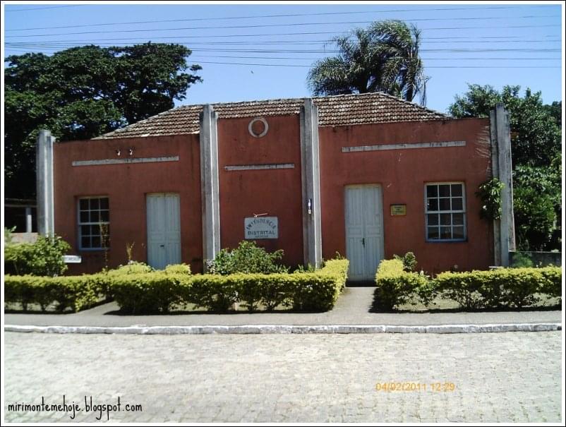 Foto da antiga escola do bairro