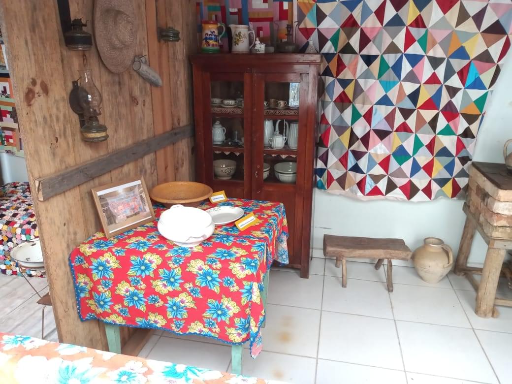 itens tipicos açorianos, como toalha de mesa, banco, armario