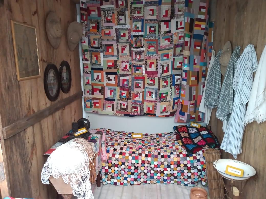 itens de um quarto tipico açoriano